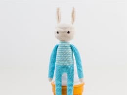 Игрушечный заяц.