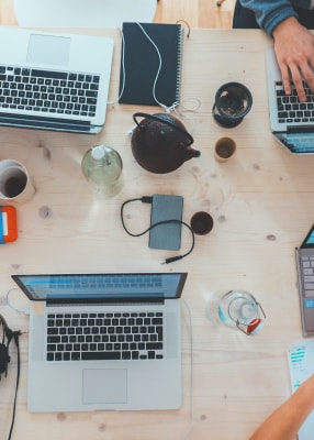 Фото рабочего стола в офисе.