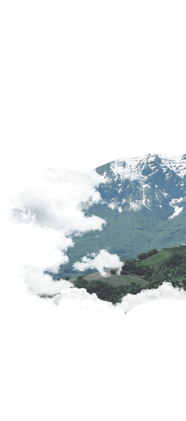 Фон: гора с облаками в небе.