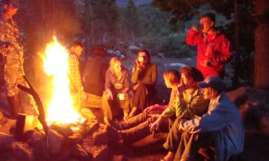 Группа людей вокруг костра.