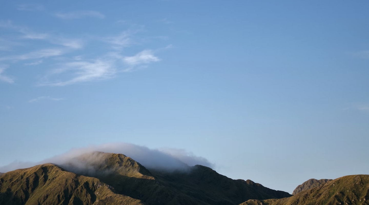Фон: гора с облаками в небе.