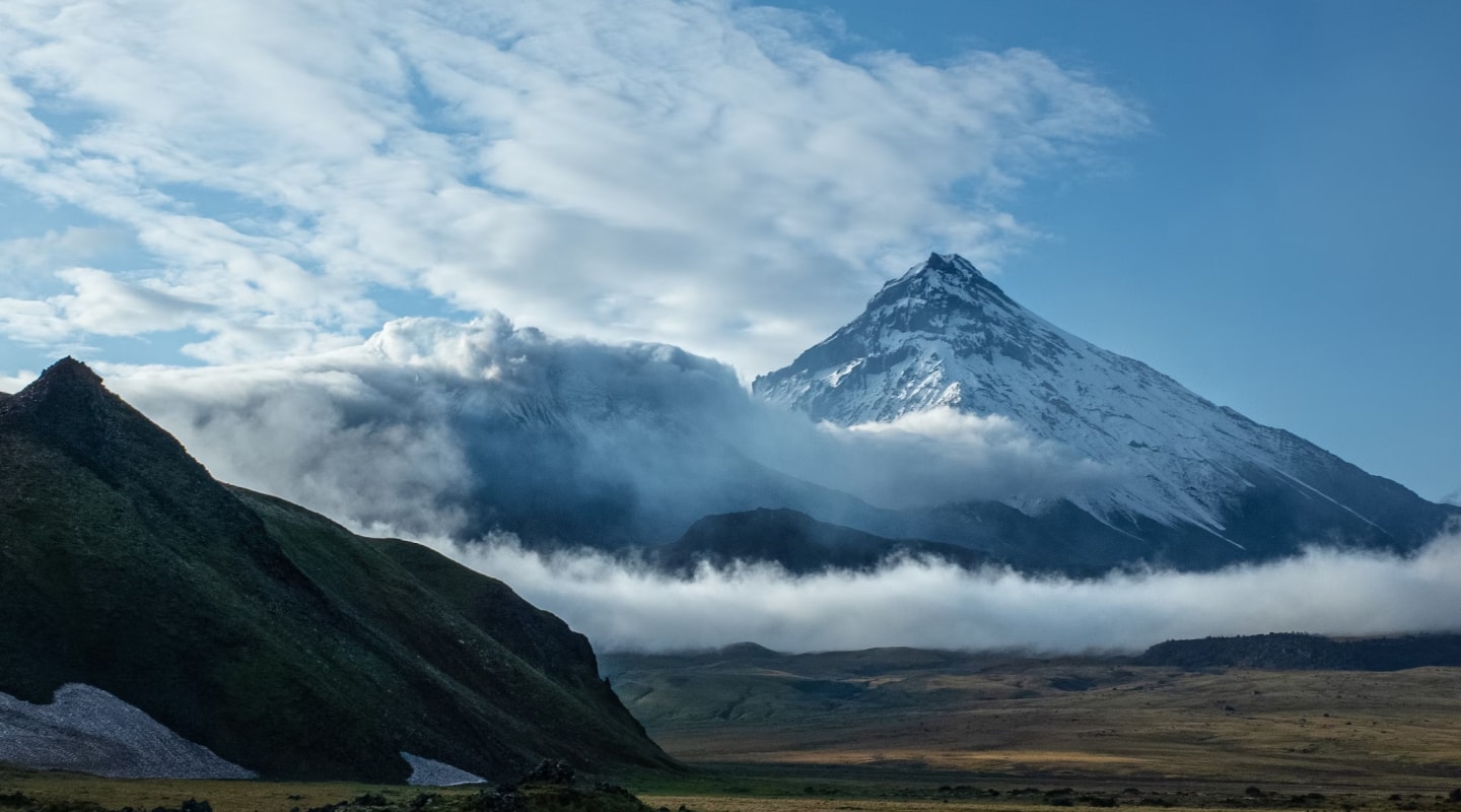 Фон: горный хребет с облаками.