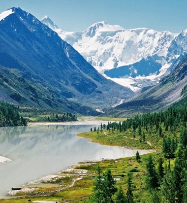 Река, окруженная горами.