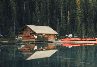 Загородный дом с видом на озеро